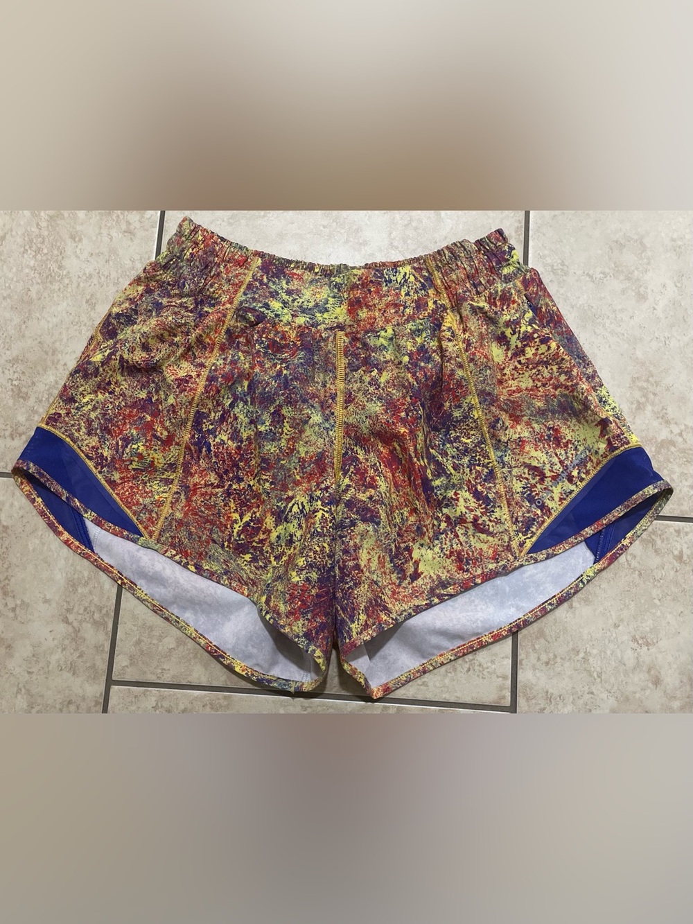 Lululemon SeaWheeze 2019 edition Hotty Hot shorts Size 6